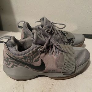 Nike court shoes. Great shape - used 1 season gr.8